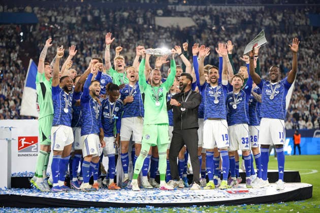 17.05.2026, GER, Fussball, Herren, 2. BL, Saison 2025 2026, FC Schalke 04 - Eintracht Braunschweig Loris Karius (S04) hält die Meisterschale der 2. Bundesliga in die Luft Gelsenkirchen VELTINS-Arena Nordrhein-Westfalen Deutschland Copyright: xAdrianxSchlüterx