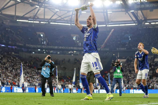 17.05.2026, GER, Fussball, Herren, 2. BL, Saison 2025 2026, FC Schalke 04 - Eintracht Braunschweig Kenan Karaman (S04) mit der Meisterschale in der Hand Gelsenkirchen VELTINS-Arena Nordrhein-Westfalen Deutschland Copyright: xAdrianxSchlüterx
