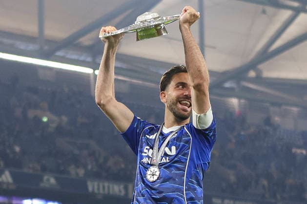 17.05.2026, GER, Fussball, Herren, 2. BL, Saison 2025 2026, FC Schalke 04 - Eintracht Braunschweig Kenan Karaman (S04) mit der Meisterschale in der Hand Gelsenkirchen VELTINS-Arena Nordrhein-Westfalen Deutschland Copyright: xAdrianxSchlüterx