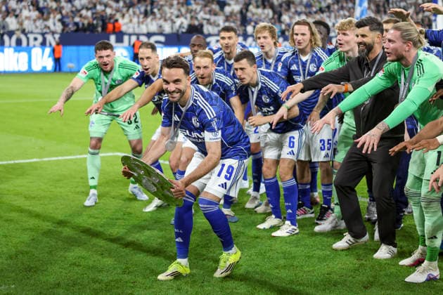 17.05.2026, GER, Fussball, Herren, 2. BL, Saison 2025 2026, FC Schalke 04 - Eintracht Braunschweig Kenan Karaman (S04) mit der Meisterschale in der Hand Gelsenkirchen VELTINS-Arena Nordrhein-Westfalen Deutschland Copyright: xAdrianxSchlüterx