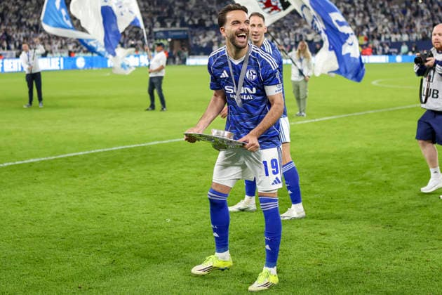 17.05.2026, GER, Fussball, Herren, 2. BL, Saison 2025 2026, FC Schalke 04 - Eintracht Braunschweig Kenan Karaman (S04) lächelt, lacht mit der Meisterschale in der Hand Gelsenkirchen VELTINS-Arena Nordrhein-Westfalen Deutschland Copyright: xAdrianxSchlüterx