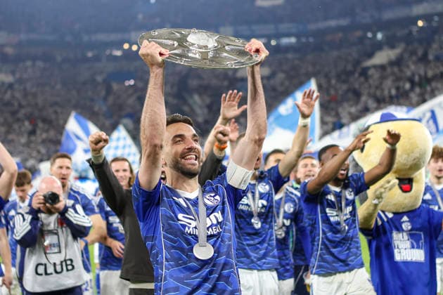 17.05.2026, GER, Fussball, Herren, 2. BL, Saison 2025 2026, FC Schalke 04 - Eintracht Braunschweig Kenan Karaman (S04) hält die Meisterschale der 2. Bundesliga über den Kopf Gelsenkirchen VELTINS-Arena Nordrhein-Westfalen Deutschland Copyright: xAdrianxSchlüterx