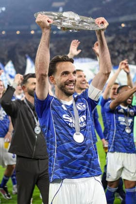 17.05.2026, GER, Fussball, Herren, 2. BL, Saison 2025 2026, FC Schalke 04 - Eintracht Braunschweig Kenan Karaman (S04) hält die Meisterschale der 2. Bundesliga hoch Gelsenkirchen VELTINS-Arena Nordrhein-Westfalen Deutschland Copyright: xAdrianxSchlüterx
