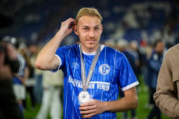 17.05.2026, GER, Fussball, Herren, 2. BL, Saison 2025 2026, FC Schalke 04 - Eintracht Braunschweig Timo Becker (S04) hält ein Bier und hat die Medaille der Meisterschaft in der 2. Bundesliga um den Hals und trägt das Trikot EINGETRAGENER VEREIN Gelsenkirchen VELTINS-Arena Nordrhein-Westfalen Deutschland Copyright: xAdrianxSchlüterx