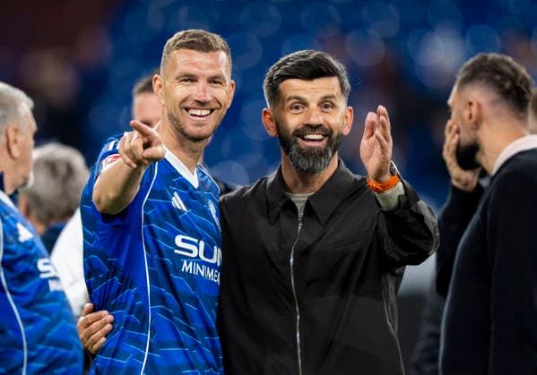 Edin Dzeko (FC Schalke 04, 10) und Miron Muslic (FC Schalke 04, Trainer, Coach) FC Schalke 04 - Eintracht Braunschweig, 2. Bundesliga, 34. Spieltag, Veltins-Arena Gelsenkirchen, Saison 2025 2026, 17.05.2026 DFB regulations prohibit any use of photographs as image sequences and or quasi-video. Copyright: HMBxMedia xMarcoxBader