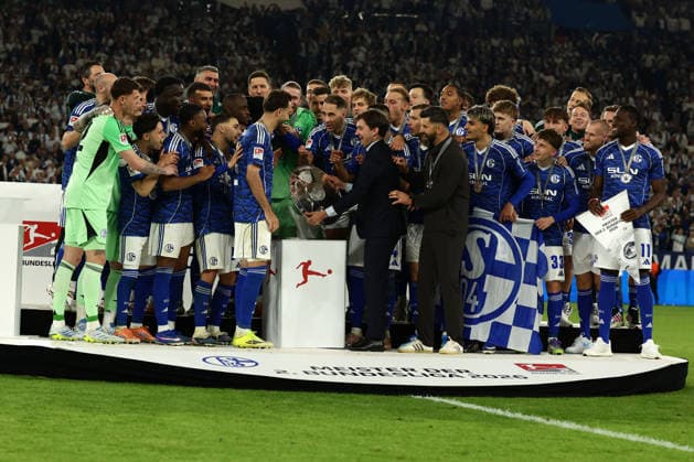 Gelsenkirchen, Germany, 17.05.26, Die Schalker Mannschaft bekommt die Meisterschale ueberreicht während des Spiels der 2. Bundesliga zwischen FC Schalke 04 - Eintracht Braunschweig in der Veltins Arena in Gelsenkirchen. (Photo by Joachim Bywaletz) DFB DFL REGULATIONS PROHIBIT ANY USE OF PHOTOGRAPHS AS IMAGE SEQUENCES AND OR QUASI-VIDEO. Copyright: JoachimxBywaletz xJB-Sportfoto