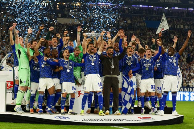 Gelsenkirchen, Germany, 17.05.26, Kenan Karaman (FC Schalke 04) jubelt mit der Meisterschale und seiner Mannschaft während des Spiels der 2. Bundesliga zwischen FC Schalke 04 - Eintracht Braunschweig in der Veltins Arena in Gelsenkirchen. (Photo by Joachim Bywaletz) DFB DFL REGULATIONS PROHIBIT ANY USE OF PHOTOGRAPHS AS IMAGE SEQUENCES AND OR QUASI-VIDEO. Copyright: JoachimxBywaletz xJB-Sportfoto