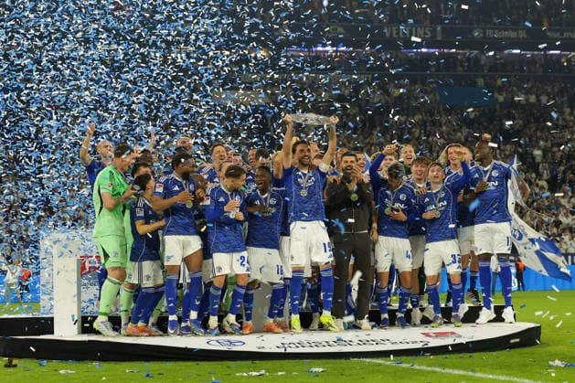 Gelsenkirchen, Germany, 17.05.26, Kenan Karaman (FC Schalke 04) jubelt mit der Meisterschale und seiner Mannschaft während des Spiels der 2. Bundesliga zwischen FC Schalke 04 - Eintracht Braunschweig in der Veltins Arena in Gelsenkirchen. (Photo by Joachim Bywaletz) DFB DFL REGULATIONS PROHIBIT ANY USE OF PHOTOGRAPHS AS IMAGE SEQUENCES AND OR QUASI-VIDEO. Copyright: JoachimxBywaletz xJB-Sportfoto