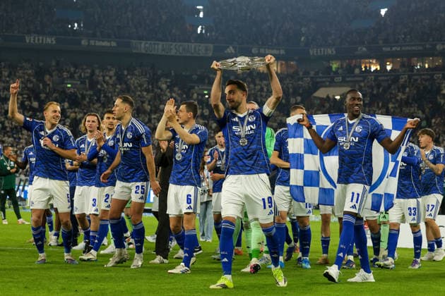 Gelsenkirchen, Germany, 17.05.26, Kenan Karaman (FC Schalke 04) jubelt mit der Meisterschale und seiner Mannschaft während des Spiels der 2. Bundesliga zwischen FC Schalke 04 - Eintracht Braunschweig in der Veltins Arena in Gelsenkirchen. (Photo by Joachim Bywaletz) DFB DFL REGULATIONS PROHIBIT ANY USE OF PHOTOGRAPHS AS IMAGE SEQUENCES AND OR QUASI-VIDEO. Copyright: JoachimxBywaletz xJB-Sportfoto