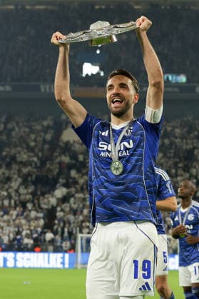 Gelsenkirchen, Germany, 17.05.26, Kenan Karaman (FC Schalke 04) jubelt mit der Meisterschale während des Spiels der 2. Bundesliga zwischen FC Schalke 04 - Eintracht Braunschweig in der Veltins Arena in Gelsenkirchen. (Photo by Joachim Bywaletz) DFB DFL REGULATIONS PROHIBIT ANY USE OF PHOTOGRAPHS AS IMAGE SEQUENCES AND OR QUASI-VIDEO. Copyright: JoachimxBywaletz xJB-Sportfoto
