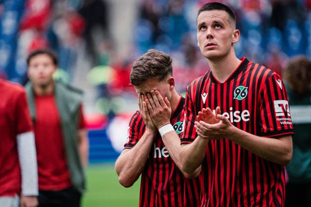 2. Bundesliga: Hannover 96 vs. 1. FC Nürnberg, 17.05.2026 Enzo Leopold (Hannover 96, 8) hat nach Abpfiff mit den Tränen zu kämpfen; Fußball, 2. Bundesliga, 34. Spieltag: Hannover 96 vs. 1. FC Nürnberg am 17.05.2026 in der Heinz von Heiden Arena, Hannover DFL REGULATIONS PROHIBIT ANY USE OF PHOTOGRAPHS AS IMAGE SEQUENCES AND OR QUASI-VIDEO. Copyright: xBEAUTIFULxSPORTS Tonhäuserx
