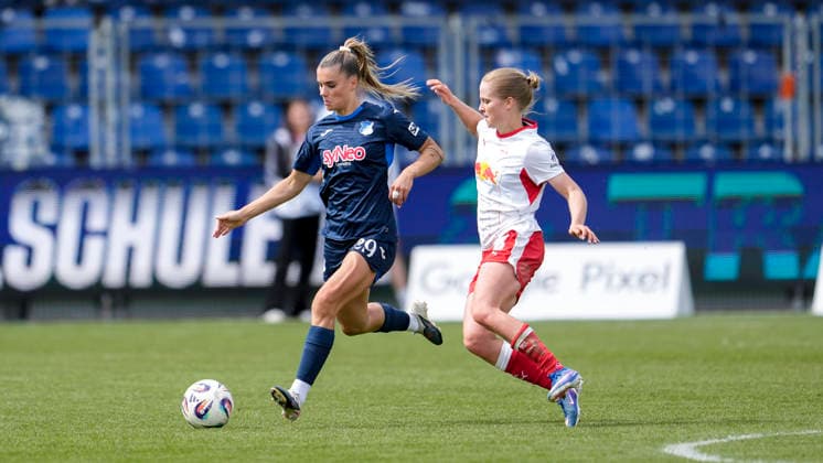 v.li.: Selina Cerci (TSG, 29), Emilia Asgeirsdottir (RBL, 8), Zweikampf, Spielszene, Duell, duel, tackle, tackling, Dynamik, Action, Aktion, 17.05.2026, Sinsheim (Hoffenheim) (Deutschland), Fussball, Google Pixel Frauen-Bundesliga, TSG 1899 Hoffenheim - RB Leipzig, DFB DFL REGULATIONS PROHIBIT ANY USE OF PHOTOGRAPHS AS IMAGE SEQUENCES AND OR QUASI-VIDEO.