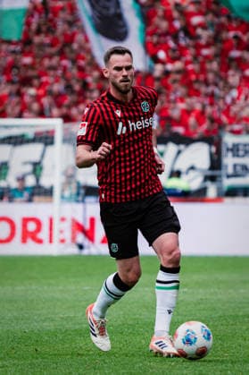 2. Bundesliga: Hannover 96 vs. 1. FC Nürnberg, 17.05.2026 Boris Tomiak (Hannover 96, 3) am Ball; Fußball, 2. Bundesliga, 34. Spieltag: Hannover 96 vs. 1. FC Nürnberg am 17.05.2026 in der Heinz von Heiden Arena, Hannover DFL REGULATIONS PROHIBIT ANY USE OF PHOTOGRAPHS AS IMAGE SEQUENCES AND OR QUASI-VIDEO. Copyright: xBEAUTIFULxSPORTS Tonhäuserx