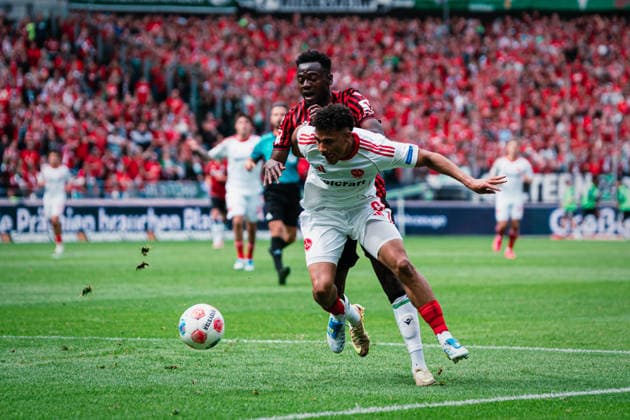 2. Bundesliga: Hannover 96 vs. 1. FC Nürnberg, 17.05.2026 Mustapha Bundu (Hannover 96, 7) im Zweikampf mit Henri Koudossou (1. FC Nürnberg, 8); Fußball, 2. Bundesliga, 34. Spieltag: Hannover 96 vs. 1. FC Nürnberg am 17.05.2026 in der Heinz von Heiden Arena, Hannover DFL REGULATIONS PROHIBIT ANY USE OF PHOTOGRAPHS AS IMAGE SEQUENCES AND OR QUASI-VIDEO. Copyright: xBEAUTIFULxSPORTS Tonhäuserx