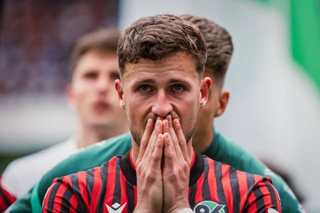2. Bundesliga: Hannover 96 vs. 1. FC Nürnberg, 17.05.2026 Enzo Leopold (Hannover 96, 8) hat mit den Tränen zu kämpfen; Fußball, 2. Bundesliga, 34. Spieltag: Hannover 96 vs. 1. FC Nürnberg am 17.05.2026 in der Heinz von Heiden Arena, Hannover DFL REGULATIONS PROHIBIT ANY USE OF PHOTOGRAPHS AS IMAGE SEQUENCES AND OR QUASI-VIDEO. Copyright: xBEAUTIFULxSPORTS Tonhäuserx