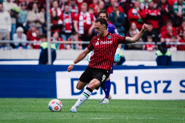 2. Bundesliga: Hannover 96 vs. 1. FC Nürnberg, 17.05.2026 Virgil-Eugen GhiÈ›Äƒ (Hannover 96, 5) schießt den Ball nach vorn; Fußball, 2. Bundesliga, 34. Spieltag: Hannover 96 vs. 1. FC Nürnberg am 17.05.2026 in der Heinz von Heiden Arena, Hannover DFL REGULATIONS PROHIBIT ANY USE OF PHOTOGRAPHS AS IMAGE SEQUENCES AND OR QUASI-VIDEO. Copyright: xBEAUTIFULxSPORTS Tonhäuserx