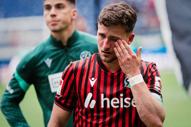 2. Bundesliga: Hannover 96 vs. 1. FC Nürnberg, 17.05.2026 Enzo Leopold (Hannover 96, 8) hat nach Abpfiff mit den Tränen zu kämpfen; Fußball, 2. Bundesliga, 34. Spieltag: Hannover 96 vs. 1. FC Nürnberg am 17.05.2026 in der Heinz von Heiden Arena, Hannover DFL REGULATIONS PROHIBIT ANY USE OF PHOTOGRAPHS AS IMAGE SEQUENCES AND OR QUASI-VIDEO. Copyright: xBEAUTIFULxSPORTS Tonhäuserx