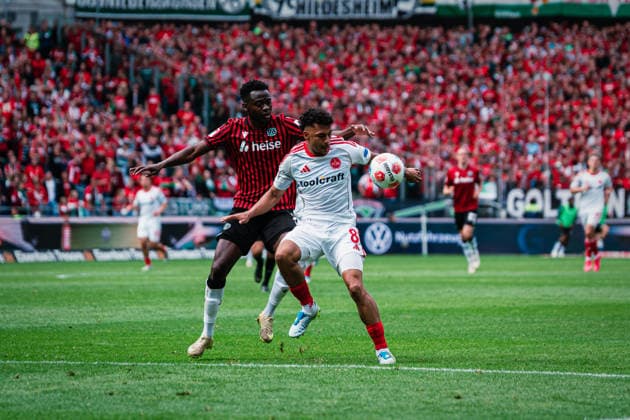 2. Bundesliga: Hannover 96 vs. 1. FC Nürnberg, 17.05.2026 Mustapha Bundu (Hannover 96, 7) im Zweikampf mit Henri Koudossou (1. FC Nürnberg, 8); Fußball, 2. Bundesliga, 34. Spieltag: Hannover 96 vs. 1. FC Nürnberg am 17.05.2026 in der Heinz von Heiden Arena, Hannover DFL REGULATIONS PROHIBIT ANY USE OF PHOTOGRAPHS AS IMAGE SEQUENCES AND OR QUASI-VIDEO. Copyright: xBEAUTIFULxSPORTS Tonhäuserx
