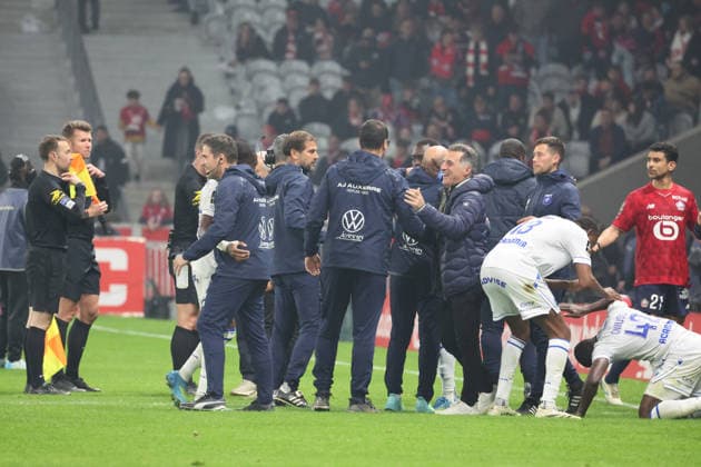 FOOTBALL : LOSC Lille vs Auxerre - Ligue 1 J34 - 17 05 2026 Joie des joueurs et du staff de l AJ Auxerre apres la victoire et le maintien en Ligue 1 apres le du match LOSC Lille vs Auxerre, Ligue 1 J34, Decathlon Arena stade Pierre Mauroy, le 17 mai 2026 - photo Laurent Sanson PsnewZ  Copyright: xLaurentxSANSONx xPsnewZx