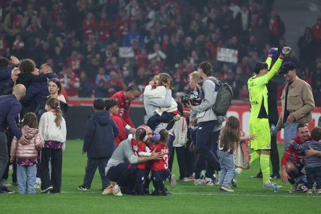 FOOTBALL : LOSC Lille vs Auxerre - Ligue 1 J34 - 17 05 2026 Joie des joueurs et du staff du LOSC apres la qualification directe en Ligue des Champions apres le match LOSC Lille vs Auxerre, Ligue 1 J34, Decathlon Arena stade Pierre Mauroy, le 17 mai 2026 - photo Laurent Sanson PsnewZ  Copyright: xLaurentxSANSONx xPsnewZx