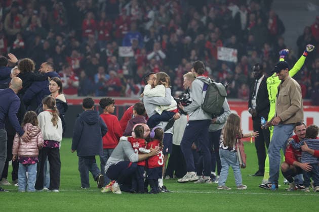 FOOTBALL : LOSC Lille vs Auxerre - Ligue 1 J34 - 17 05 2026 Joie des joueurs et du staff du LOSC apres la qualification directe en Ligue des Champions apres le match LOSC Lille vs Auxerre, Ligue 1 J34, Decathlon Arena stade Pierre Mauroy, le 17 mai 2026 - photo Laurent Sanson PsnewZ  Copyright: xLaurentxSANSONx xPsnewZx