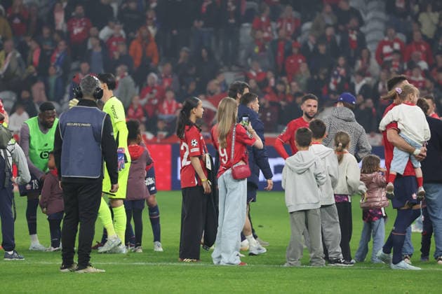FOOTBALL : LOSC Lille vs Auxerre - Ligue 1 J34 - 17 05 2026 Joie des joueurs et du staff du LOSC apres la qualification directe en Ligue des Champions apres le match LOSC Lille vs Auxerre, Ligue 1 J34, Decathlon Arena stade Pierre Mauroy, le 17 mai 2026 - photo Laurent Sanson PsnewZ  Copyright: xLaurentxSANSONx xPsnewZx