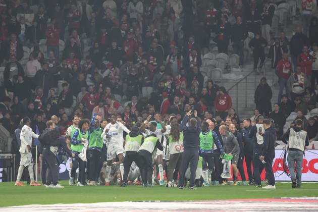FOOTBALL : LOSC Lille vs Auxerre - Ligue 1 J34 - 17 05 2026 Joie du staff et des joueurs de l AJ Auxerre apres leur victoire et leur maintien en Ligue 1 apres le match LOSC Lille vs Auxerre, Ligue 1 J34, Decathlon Arena stade Pierre Mauroy, le 17 mai 2026 - photo Laurent Sanson PsnewZ  Copyright: xLaurentxSANSONx xPsnewZx