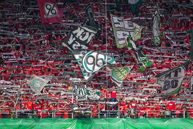 17.05.2026, xydrx, Herren, Fußball, 2.Bundesliga, Hannover 96 - 1.FC Nürnberg, Saison 2025 2026, Heinz von Heiden Arena: Fans von Hannover 96 halten Schals hoch und Fahnen werden geschwenkt DFB regulations prohibit any use of photographs as image sequences and or quasi-video. Copyright: HMBxMedia YannisxDreimann