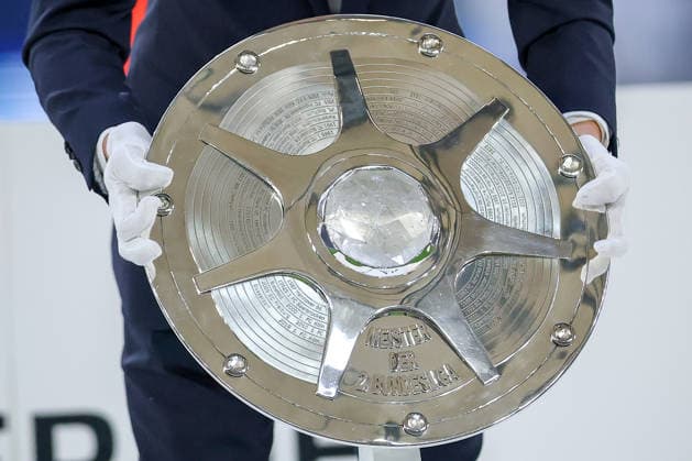 17.05.2026, Fußball, FC Schalke 04 - Eintracht Braunschweig, 34. Spieltag, 2. Fußball Bundesliga, Veltins-Arena Gelsenkirchen, Saison 2025 2026: Die Meisterschale im Detail wird platziert DFB regulations prohibit any use of photographs as image sequences and or quasi-video. Nordrhein-Westfalen Deutschland