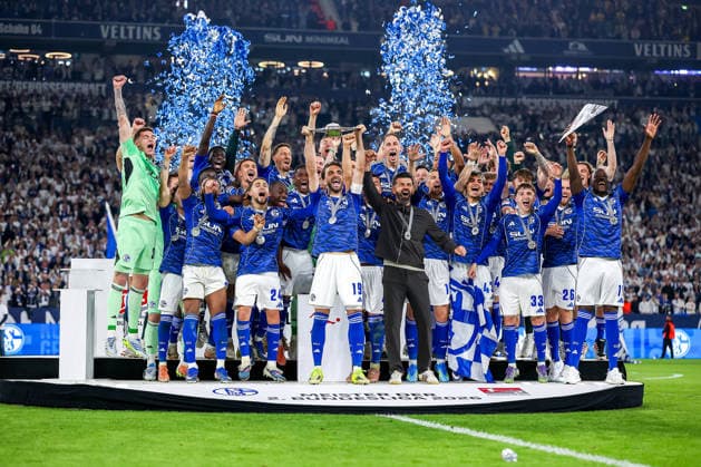 17.05.2026, Fußball, FC Schalke 04 - Eintracht Braunschweig, 34. Spieltag, 2. Fußball Bundesliga, Veltins-Arena Gelsenkirchen, Saison 2025 2026: Schalke 04 ist Meister der 2. Bundesliga. Die Mannschaft gewinnt die Meisterschaft und steht jubelnd auf dem Spielfeld. Freude und Emotionen nach dem Sieg. Übergabe Siegerehrung Kenan Karaman (Schalke04 19) mit der Meisterschale in der Hand neben Cheftrainer Miron Muslic (Schalke04) auf dem Podest DFB regulations prohibit any use of photographs as image sequences and or quasi-video. Nordrhein-Westfalen Deutschland