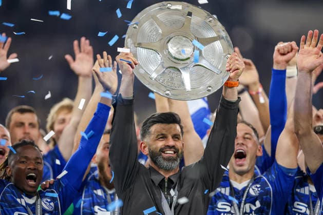 17.05.2026, Fußball, FC Schalke 04 - Eintracht Braunschweig, 34. Spieltag, 2. Fußball Bundesliga, Veltins-Arena Gelsenkirchen, Saison 2025 2026: Schalke 04 ist Meister der 2. Bundesliga. Die Mannschaft gewinnt die Meisterschaft und steht jubelnd auf dem Spielfeld. Freude und Emotionen nach dem Sieg. Übergabe Siegerehrung Cheftrainer Miron Muslic (Schalke04) mit der Meisterschale in der Hand auf dem Podest DFB regulations prohibit any use of photographs as image sequences and or quasi-video. Nordrhein-Westfalen Deutschland