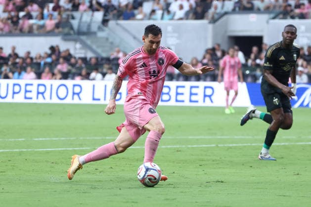 MIAMI, FL - MAY 17: Inter Miami CF midfielder Leo Messi (10) attacks with the ball in the first half during the match between the Portland Timbers and Inter Miami CF on Sunday, May 17, 2026 at Nu Stadium in Miami, FL. (Photo by Peter Joneleit Icon Sportswire) SOCCER: MAY 17 MLS, Fussball Herren, USA Inter Miami CF vs Portland Timbers EDITORIAL USE ONLY Icon2605017040