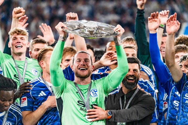 Deutschland: 2. Bundesliga 2025 2026, 34. Spieltag - FC Schalke 04 vs. Eintracht Braunschweig - 17.05.2026 - Veltins-Arena (Gelsenkirchen, Nordrhein-Westfalen) Loris Karius (Schalke 04, 1) hebt jubelt mit Meisterschale der 2. Bundesliga Jubel Freude Emotionen Copyright: xCelinaxLeiersx
