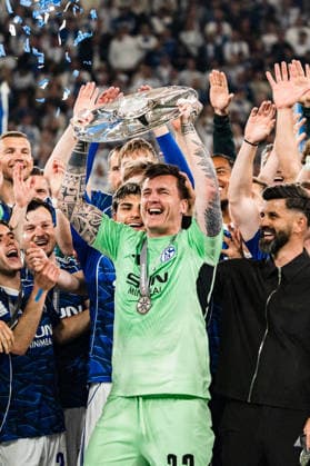 Deutschland: 2. Bundesliga 2025 2026, 34. Spieltag - FC Schalke 04 vs. Eintracht Braunschweig - 17.05.2026 - Veltins-Arena (Gelsenkirchen, Nordrhein-Westfalen) Kevin Müller (Schalke 04, 22) hebt jubelt mit Meisterschale der 2. Bundesliga Jubel Freude Emotionen Copyright: xCelinaxLeiersx