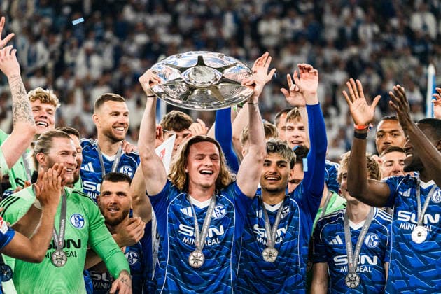 Deutschland: 2. Bundesliga 2025 2026, 34. Spieltag - FC Schalke 04 vs. Eintracht Braunschweig - 17.05.2026 - Veltins-Arena (Gelsenkirchen, Nordrhein-Westfalen) Mika Wallentowitz (Schalke 04, 35) hebt jubelt mit Meisterschale der 2. Bundesliga Jubel Freude Emotionen Copyright: xCelinaxLeiersx
