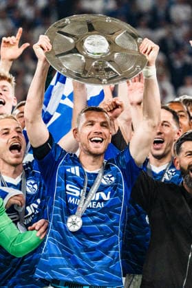 Deutschland: 2. Bundesliga 2025 2026, 34. Spieltag - FC Schalke 04 vs. Eintracht Braunschweig - 17.05.2026 - Veltins-Arena (Gelsenkirchen, Nordrhein-Westfalen) Edin Dzeko (10) hebt jubelt mit Meisterschale der 2. Bundesliga Jubel Freude Emotionen Miron Muslic (Schalke 04, Trainer) Copyright: xCelinaxLeiersx