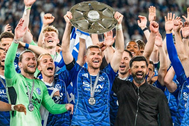 Deutschland: 2. Bundesliga 2025 2026, 34. Spieltag - FC Schalke 04 vs. Eintracht Braunschweig - 17.05.2026 - Veltins-Arena (Gelsenkirchen, Nordrhein-Westfalen) Edin Dzeko (10) hebt jubelt mit Meisterschale der 2. Bundesliga Jubel Freude Emotionen Miron Muslic (Schalke 04, Trainer) Copyright: xCelinaxLeiersx