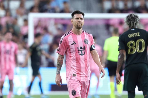 MIAMI, FL - MAY 17: Inter Miami CF midfielder Leo Messi (10) looks at a section of cheering fans in the second half during the match between the Portland Timbers and Inter Miami CF on Sunday, May 17, 2026 at Nu Stadium in Miami, FL. (Photo by Peter Joneleit Icon Sportswire) SOCCER: MAY 17 MLS, Fussball Herren, USA Inter Miami CF vs Portland Timbers EDITORIAL USE ONLY Icon2605017061