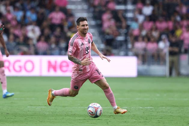 MIAMI, FL - MAY 17: Inter Miami CF midfielder Leo Messi (10)attack with the ball in the first half during the match between the Portland Timbers and Inter Miami CF on Sunday, May 17, 2026 at Nu Stadium in Miami, FL. (Photo by Peter Joneleit Icon Sportswire) SOCCER: MAY 17 MLS, Fussball Herren, USA Inter Miami CF vs Portland Timbers EDITORIAL USE ONLY Icon2605017053