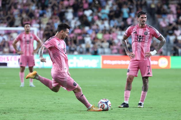 MIAMI, FL - MAY 17: Inter Miami CF midfielder Leo Messi (10) attempts a free kick i n the second half during the match between the Portland Timbers and Inter Miami CF on Sunday, May 17, 2026 at Nu Stadium in Miami, FL. (Photo by Peter Joneleit Icon Sportswire) SOCCER: MAY 17 MLS, Fussball Herren, USA Inter Miami CF vs Portland Timbers EDITORIAL USE ONLY Icon2605017076