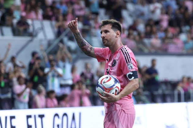 MIAMI, FL - MAY 17: Inter Miami CF midfielder Leo Messi (10) ives the thumbs up to fans before taking a corner kick in the second half during the match between the Portland Timbers and Inter Miami CF on Sunday, May 17, 2026 at Nu Stadium in Miami, FL. (Photo by Peter Joneleit Icon Sportswire) SOCCER: MAY 17 MLS, Fussball Herren, USA Inter Miami CF vs Portland Timbers EDITORIAL USE ONLY Icon2605017077