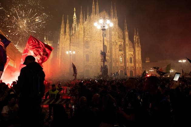 Inter Milan celebrates Serie A title with open-air bus parade in Milan MILAN, ITALY - MAY 17: The Inter Milan squad, including players and staff, appear on the terrace above Piazza Duomo to celebrate the Scudetto after the match against Verona, alongside fans, after parading through the streets of Milan, Italy, on May 17, 2026. Andrea Carrubba Anadolu Milan Italy. Editorial use only. Please get in touch for any other usage.  Copyright: x2026xAnadoluxAndreaxCarrubbax