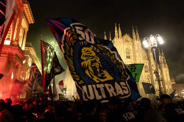 Inter Milan celebrates Serie A title with open-air bus parade in Milan MILAN, ITALY - MAY 17: The Inter Milan squad, including players and staff, appear on the terrace above Piazza Duomo to celebrate the Scudetto after the match against Verona, alongside fans, after parading through the streets of Milan, Italy, on May 17, 2026. Andrea Carrubba Anadolu Milan Italy. Editorial use only. Please get in touch for any other usage.  Copyright: x2026xAnadoluxAndreaxCarrubbax