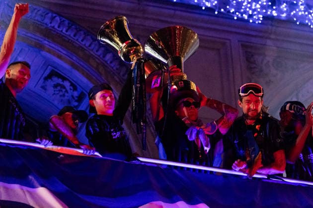 Inter Milan celebrates Serie A title with open-air bus parade in Milan MILAN, ITALY - MAY 17: The Inter Milan squad, including players and staff, appear on the terrace above Piazza Duomo to celebrate the Scudetto after the match against Verona, alongside fans, after parading through the streets of Milan, Italy, on May 17, 2026. Andrea Carrubba Anadolu Milan Italy. Editorial use only. Please get in touch for any other usage.  Copyright: x2026xAnadoluxAndreaxCarrubbax