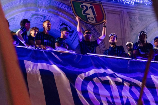 Inter Milan celebrates Serie A title with open-air bus parade in Milan MILAN, ITALY - MAY 17: The Inter Milan squad, including players and staff, appear on the terrace above Piazza Duomo to celebrate the Scudetto after the match against Verona, alongside fans, after parading through the streets of Milan, Italy, on May 17, 2026. Andrea Carrubba Anadolu Milan Italy. Editorial use only. Please get in touch for any other usage.  Copyright: x2026xAnadoluxAndreaxCarrubbax