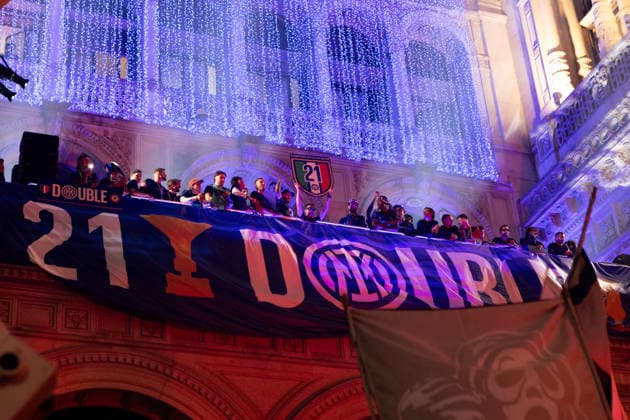 Inter Milan celebrates Serie A title with open-air bus parade in Milan MILAN, ITALY - MAY 17: The Inter Milan squad, including players and staff, appear on the terrace above Piazza Duomo to celebrate the Scudetto after the match against Verona, alongside fans, after parading through the streets of Milan, Italy, on May 17, 2026. Andrea Carrubba Anadolu Milan Italy. Editorial use only. Please get in touch for any other usage.  Copyright: x2026xAnadoluxAndreaxCarrubbax