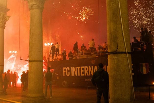 Inter Milan celebrates Serie A title with open-air bus parade in Milan MILAN, ITALY - MAY 17: The Inter Milan team, including players and staff, reaches Piazza Duomo to celebrate the Scudetto after the match against Verona, together with the fans, after parading through the streets of Milan, Italy, on May 17, 2026. Andrea Carrubba Anadolu Milan Italy. Editorial use only. Please get in touch for any other usage.  Copyright: x2026xAnadoluxAndreaxCarrubbax