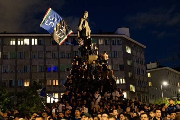 Inter Milan celebrates Serie A title with open-air bus parade in Milan MILAN, ITALY - MAY 17: The Inter Milan squad, including players and staff, participate in the parade on an open-top bus from the San Siro Stadium to the Milan Cathedral to celebrate the Scudetto after the match against Verona in Milan, Italy, on May 17, 2026. Andrea Carrubba Anadolu Milan Italy. Editorial use only. Please get in touch for any other usage.  Copyright: x2026xAnadoluxAndreaxCarrubbax