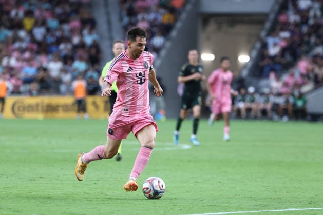 MIAMI, FL - MAY 17: Inter Miami CF midfielder Leo Messi (10) attacks with the ball in the second half during the match between the Portland Timbers and Inter Miami CF on Sunday, May 17, 2026 at Nu Stadium in Miami, FL. (Photo by Peter Joneleit Icon Sportswire) SOCCER: MAY 17 MLS, Fussball Herren, USA Inter Miami CF vs Portland Timbers EDITORIAL USE ONLY Icon2605017080