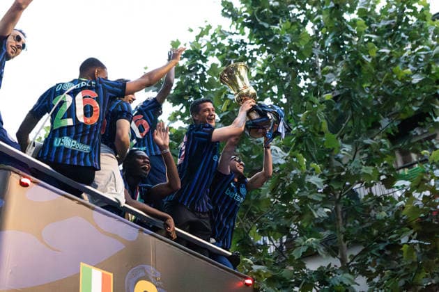 Inter Milan celebrates Serie A title with open-air bus parade in Milan MILAN, ITALY - MAY 17: Hakan Calhanoglu, a Turkish player for Inter Milan, lifts the trophy alongside coach Christian Chivu during the celebrations following the Inter-Verona match on the Nerazzurri team bus, with players and staff on board, as they leave the San Siro stadium to celebrate with fans the Italian championship victory in Milan, Italy, on May 17, 2026. Andrea Carrubba Anadolu Milan Italy. Editorial use only. Please get in touch for any other usage.  Copyright: x2026xAnadoluxAndreaxCarrubbax